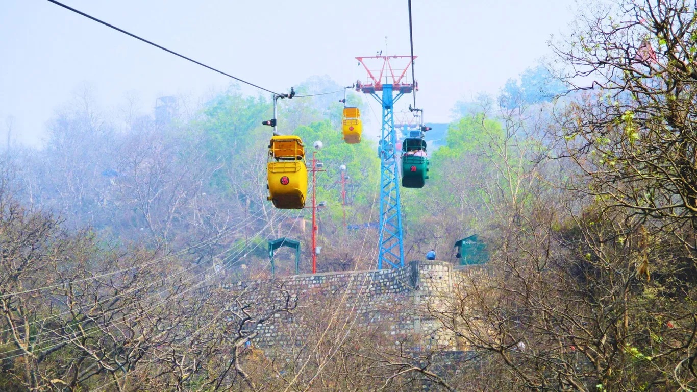 Đi cáp treo lên đền Chandi Devi