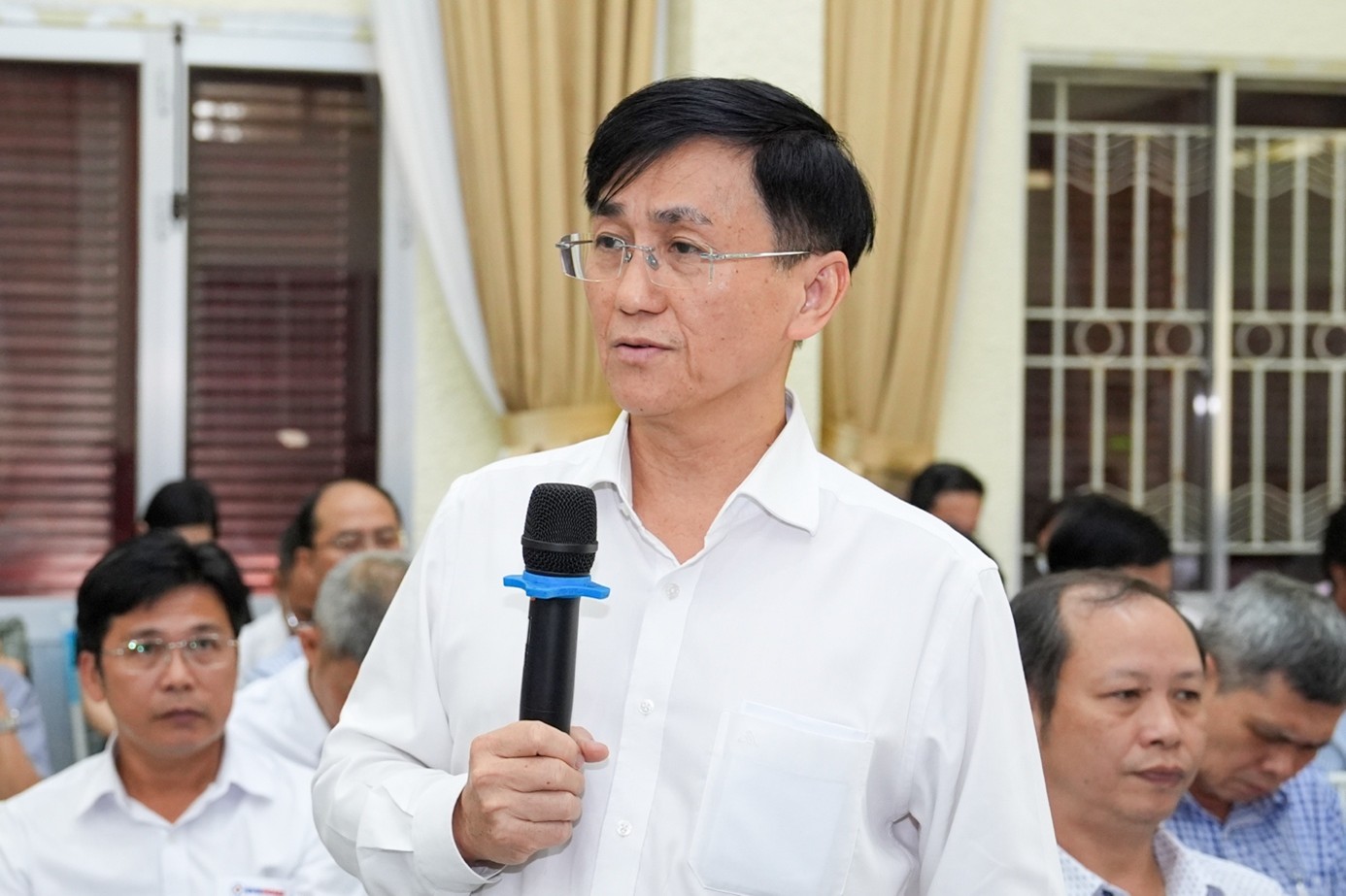 Ông Lê Minh Quốc Việt - Giám đốc Công ty Điện lực Bình Dương trao đổi tại tọa đàm - Ảnh: EVNHCMC