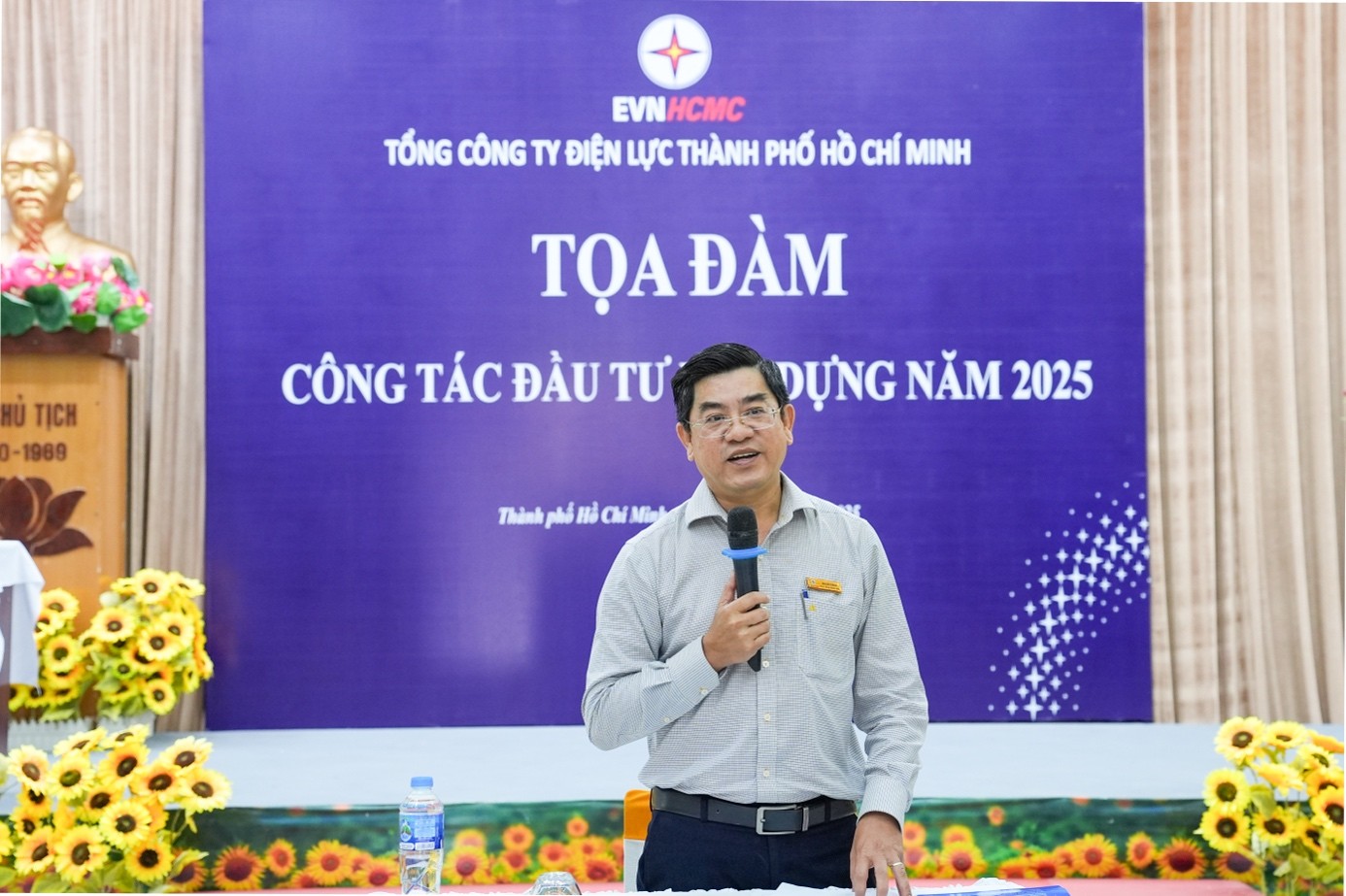 Ông Bùi Hải Thành - Phó tổng giám đốc EVNHCMC chủ trì buổi tọa đàm - Ảnh: EVNHCMC