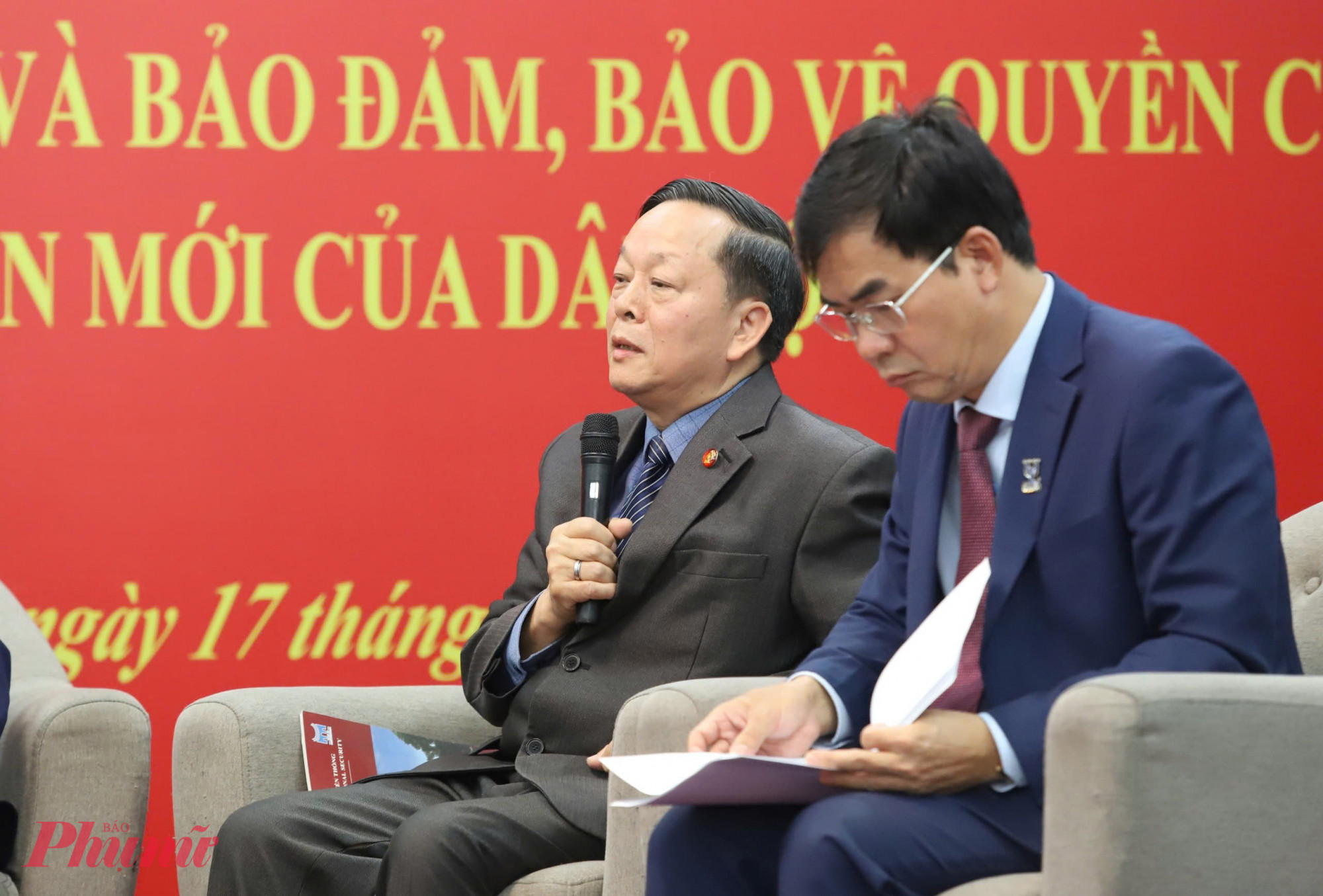 Hoàn thiện cơ chế bảo vệ quyền con người trong kỷ nguyên mới Trung tướng Nguyễn Xuân Yêm - nguyên Giám đốc Học viện Cảnh sát nhân dân phát biểu ý kiến tại hội thảo - Ảnh: Thanh Tâm