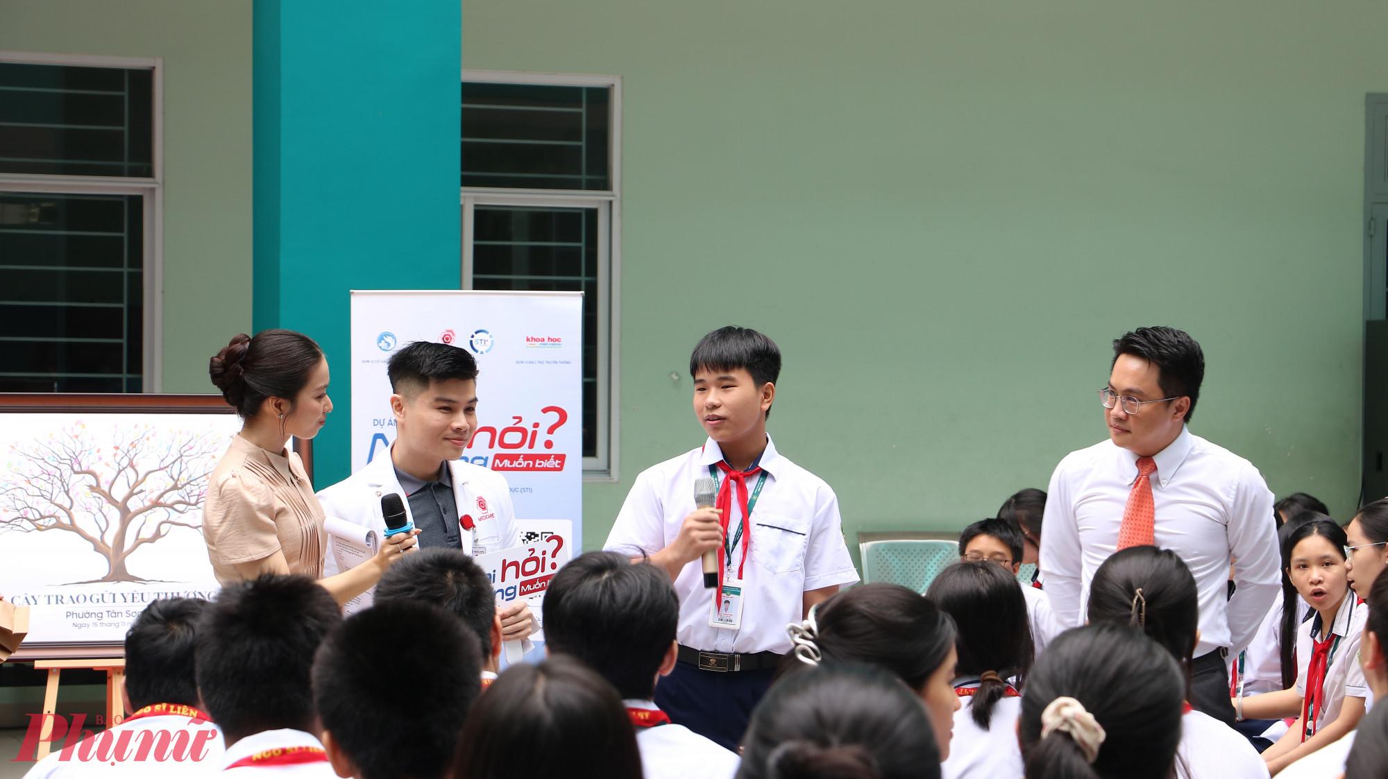 Học sinh đặt nhiều câu hỏi về sức khỏe - Ảnh: Trang Thư