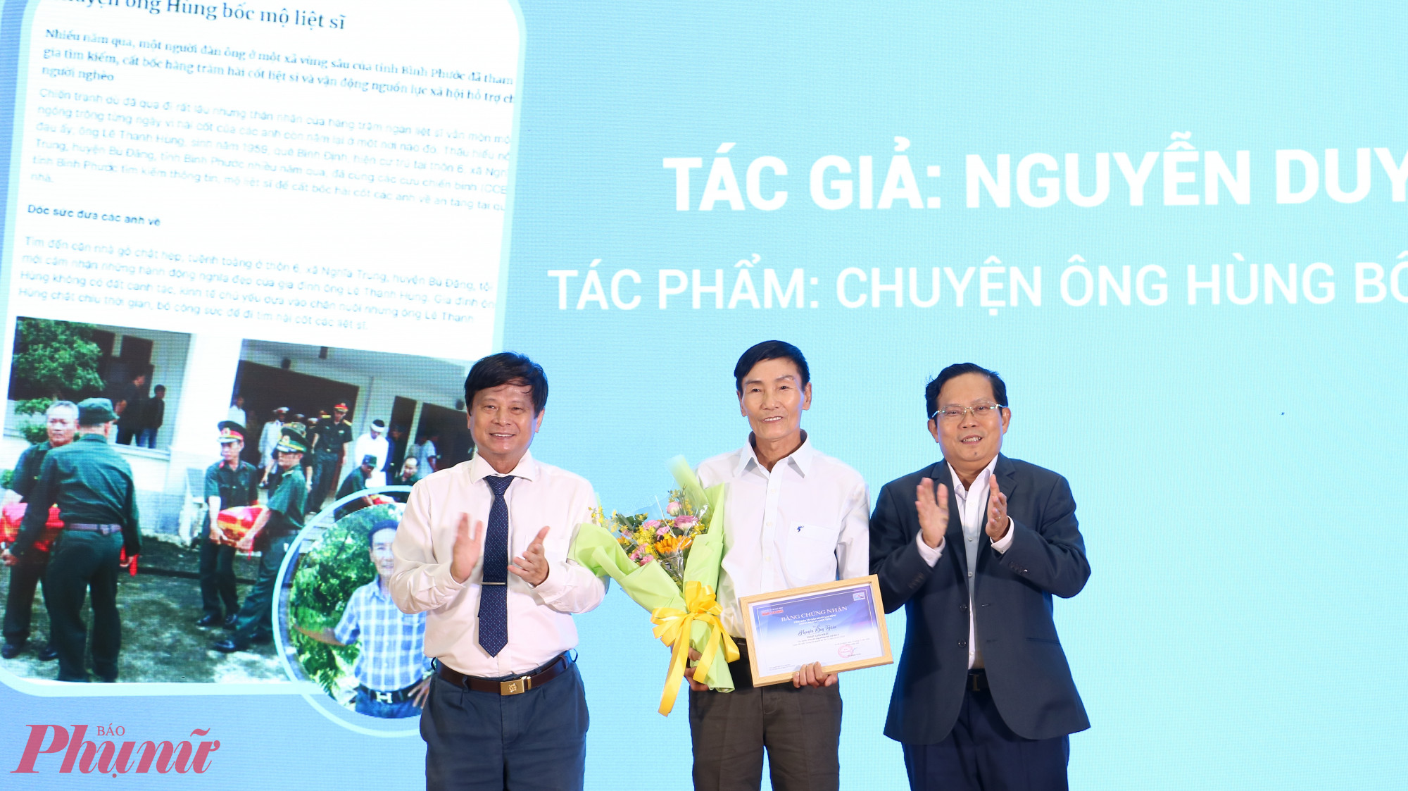 Tác giả Nguyễn Duy Hiến nhận giải Nhất - Ảnh: Trang Thư