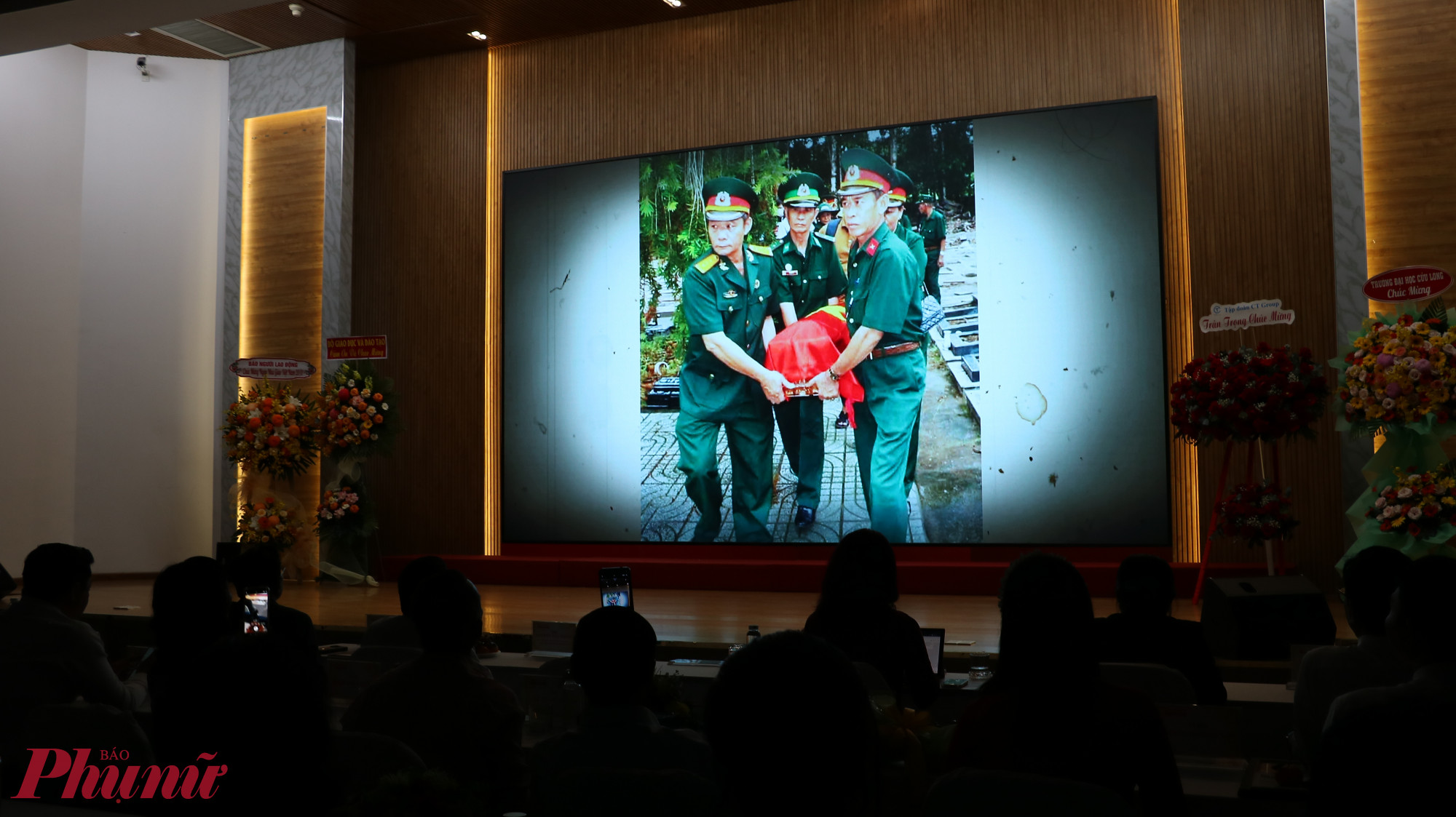 Các đại biểu và tác giả lắng đọng với câu chuyện của những người hùng thầm lặng - Ảnh: Trang Thư