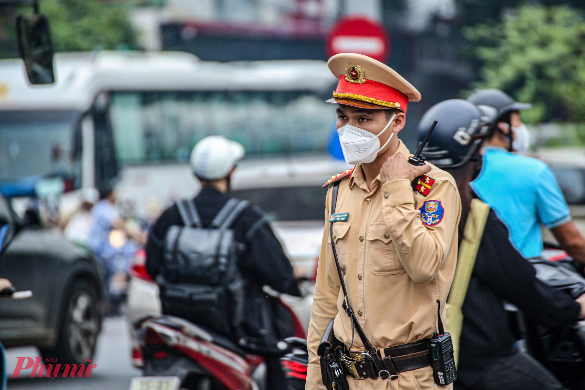 'Mức phạt cho hành vi che lấp biển số xe hiện rất nghiêm khắc, cụ thể là hơn 20 triệu đồng đối với xe ô tô và 5 triệu đồng cho xe máy, ngoài ra tài xế còn bị trừ 6 điểm trên giấy phép lái xe theo quy định của Nghị định 168/2024', thượng úy Bùi Minh Chiến cho hay.