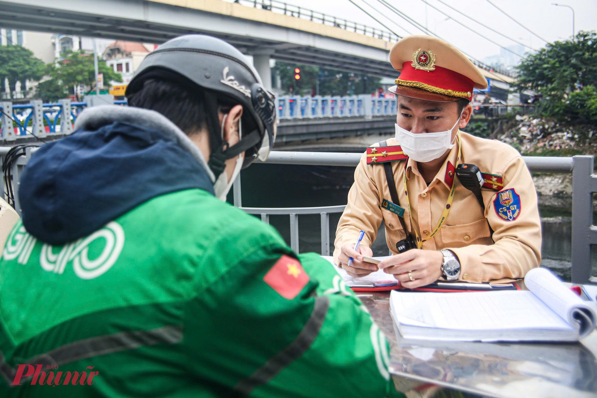 Hay như tài xế xe ôm công nghệ N.M.T (SN 1990, ở tỉnh Thanh Hóa) bị xử phạt vì dùng khẩu trang đeo lên biển số. T phân trần: 'Em thấy nhiều người cũng che như vậy, nên học theo và không biết mức xử phạt'.