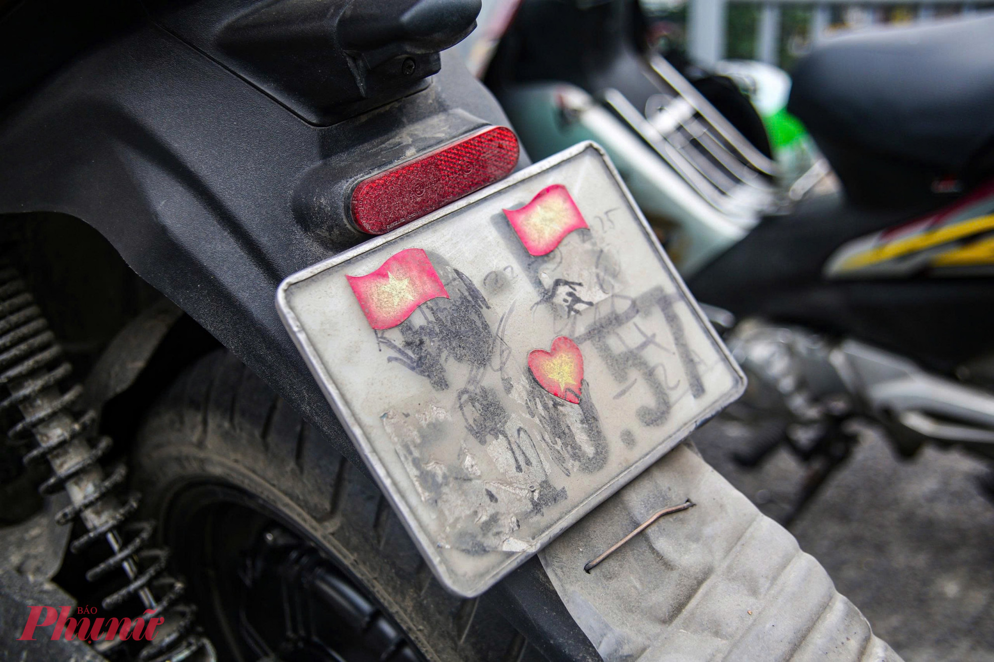 Làm việc với cảnh sát, ông H cho rằng: 'Chắc có đứa trẻ nào đó nghịch ngợm dán vào biển số, tôi không làm việc đó'.