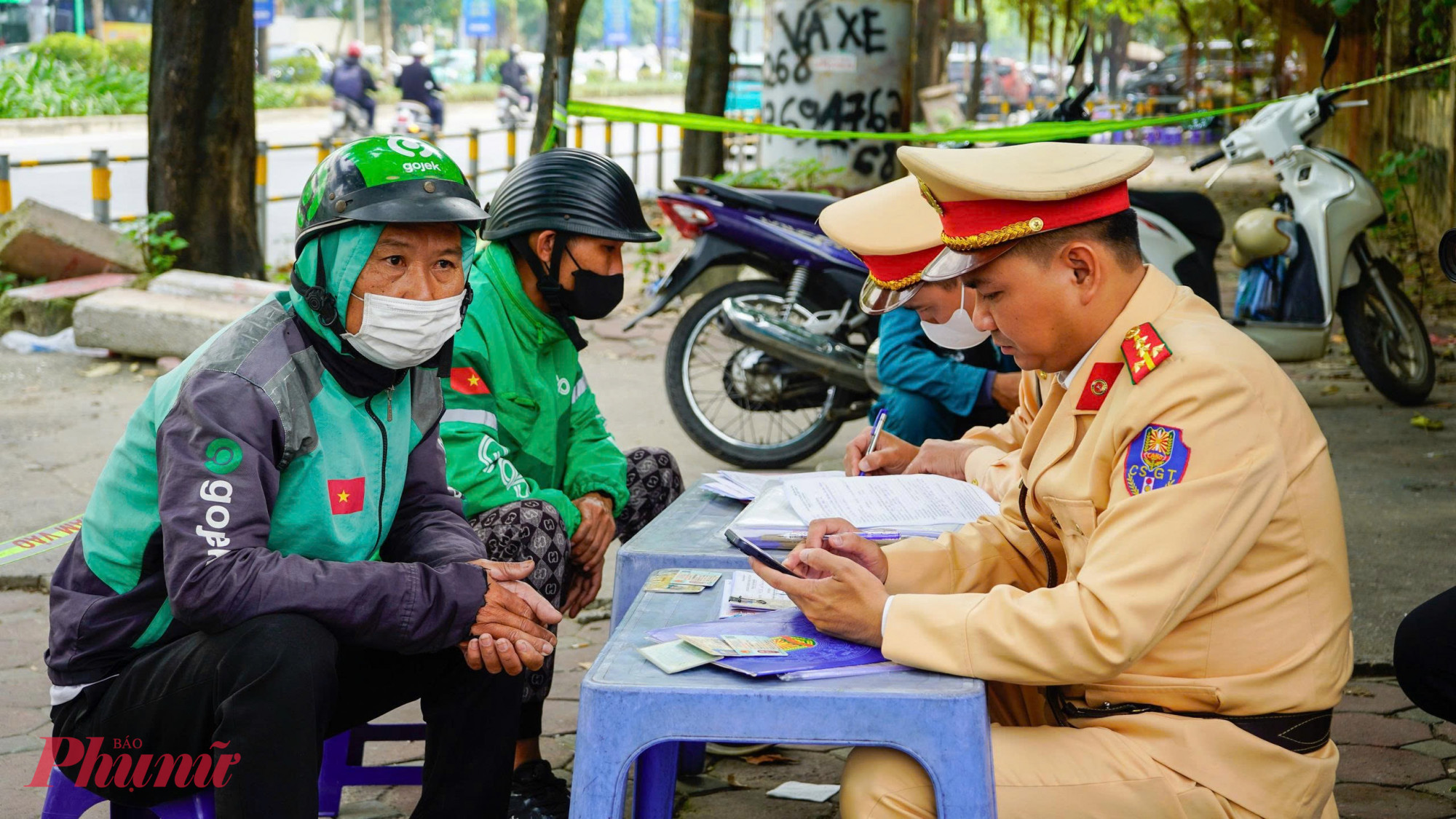 Còn tại nút giao Phạm Hùng - Tôn Thất Thuyết, Đội Cảnh sát giao thông đường bộ số 6 cũng đã xử lý hàng chục trường hợp vi phạm sử dụng băng dính, sticker, hoặc thậm chí là khẩu trang y tế dán che một phần hoặc toàn bộ biển số. 