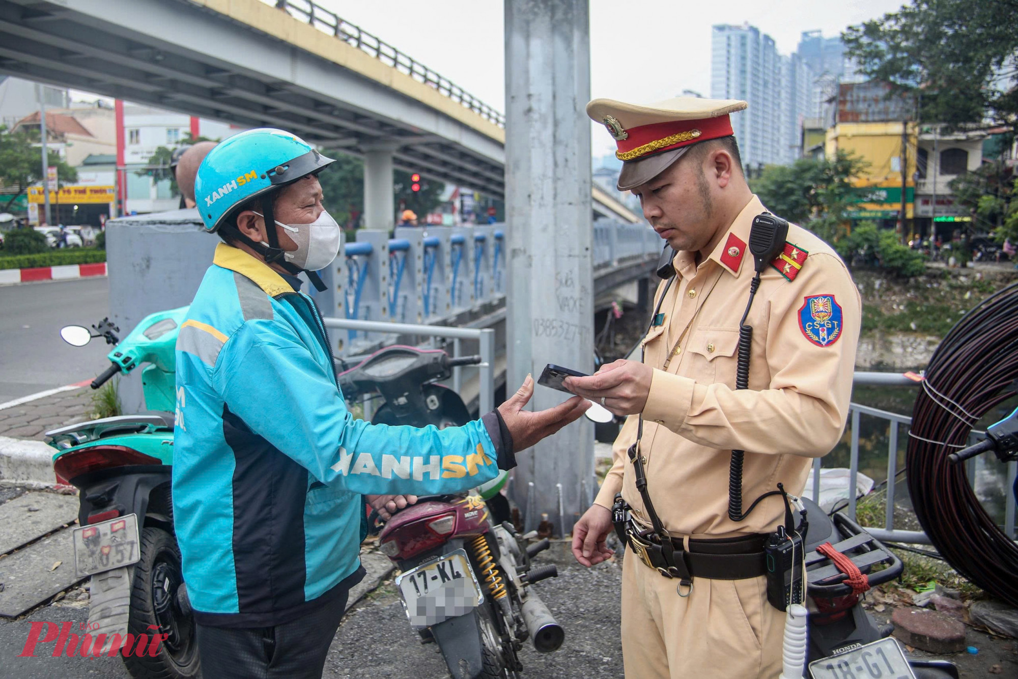 Như trường hợp của tài xế V.H.H (SN 1975, quê Cao Bằng) sáng nay bị lực lượng tuần tra lập biên bản phạt 5 triệu đồng và trừ 6 điểm bằng lái do sử dụng nhiều sticker dán lên biển số khi đang chở khách.