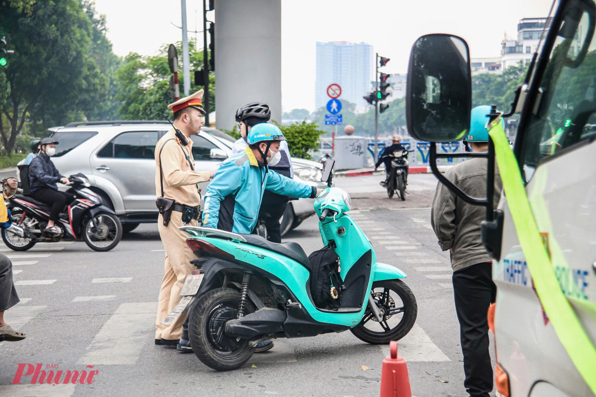 Trong hơn một giờ, tổ công tác đã phát hiện 10 tài xế xe máy dùng các vật dụng như khẩu trang, sticker che lấp biển số và sử dụng điện thoại hoặc đeo tai nghe khi lái xe.