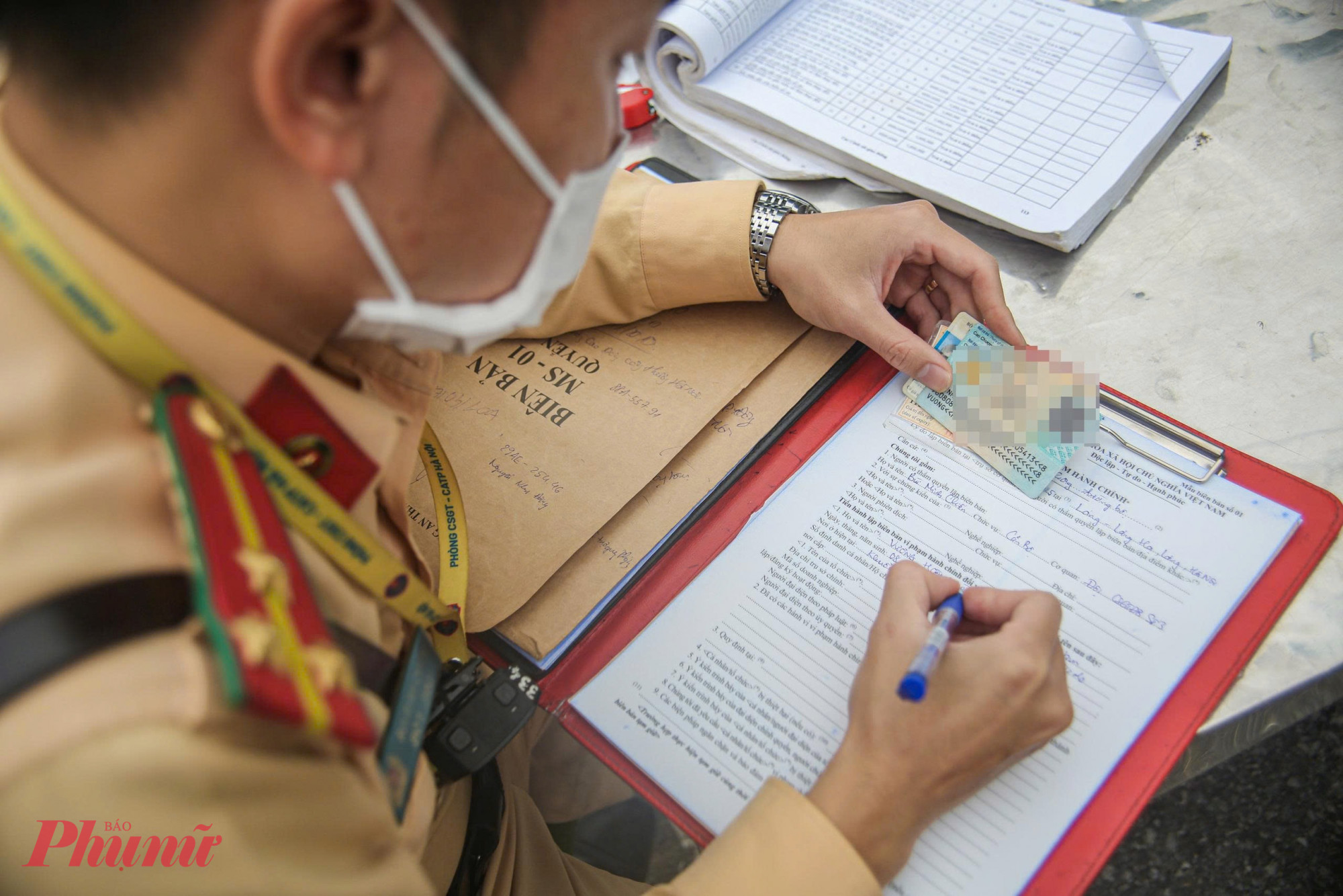 Thượng úy Bùi Minh Chiến (Đội CSGT số 3) cho biết, thời gian qua lực lượng chức năng thường xuyên xử lý các lỗi vi phạm này thông qua phát hiện trực tiếp hoặc phạt nguội. Tuy nhiên vẫn còn một số trường hợp cố tình vi phạm.