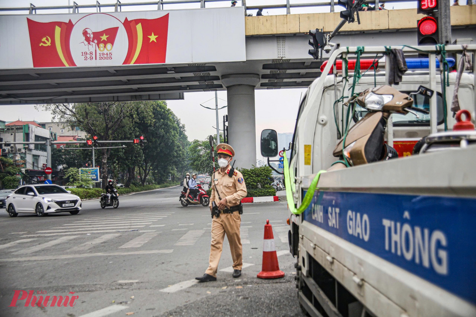 Ghi nhận tại  tại nút giao Láng - Láng Hạ, tổ công tác Đội CSGT đường bộ số 3 sử dụng thiết bị ghi hình chuyên dụng để phát hiện và xử lý người vi phạm.