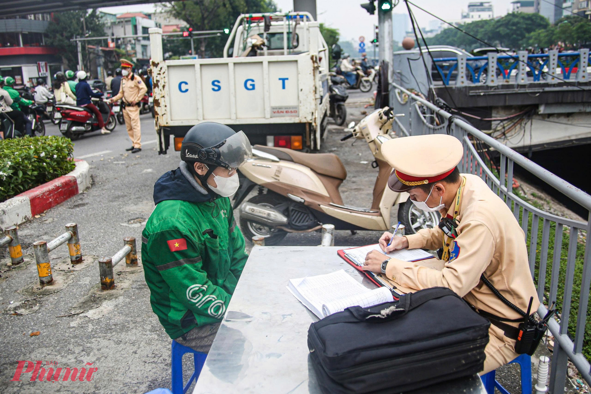 Đáng chú ý, nhiều tài xế xe ôm công nghệ khi bị CSGT xử lý vi phạm liên quan các quy định về biển số phương tiện, đã tìm đủ lý do để biện minh.