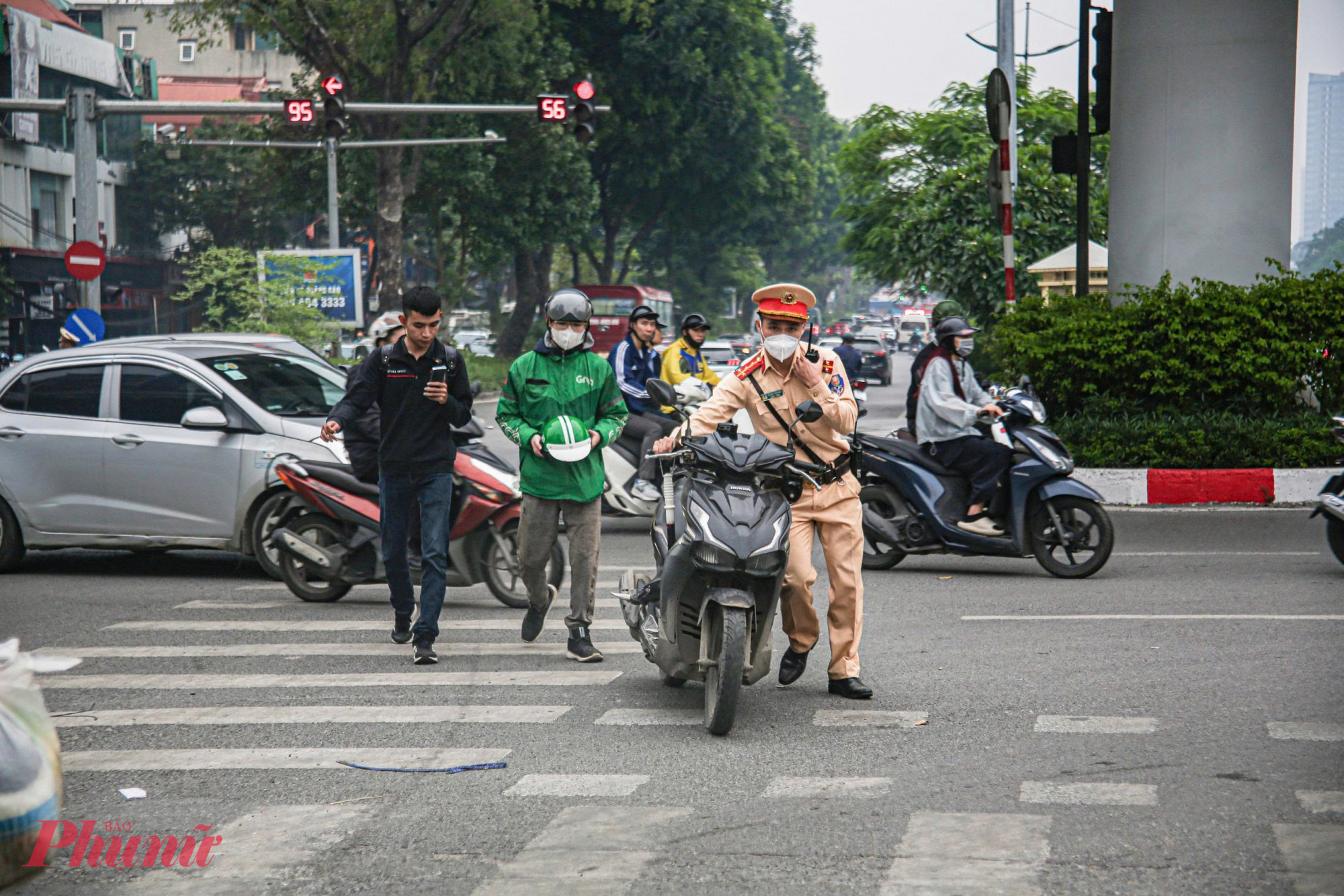 Tính từ ngày 13/11 đến nay, lực lượng CSGT toàn Thành phố đã xử lý hàng trăm trường hợp vi phạm, tạm giữ gần 100 phương tiện, phạt tiền ước tính hơn 1 tỷ đồng và trừ điểm giấy phép lái xe đối với hơn 200 trường hợp. Trong đó, trên 200 trường hợp vi phạm liên quan đến biển số như: Không gắn biển số; biển số không rõ chữ số; biển số bị sơn dán chất liệu khác; biển số bị bẻ cong, che lấp; gắn biển số sai đăng ký hoặc biển số không hợp lệ. 