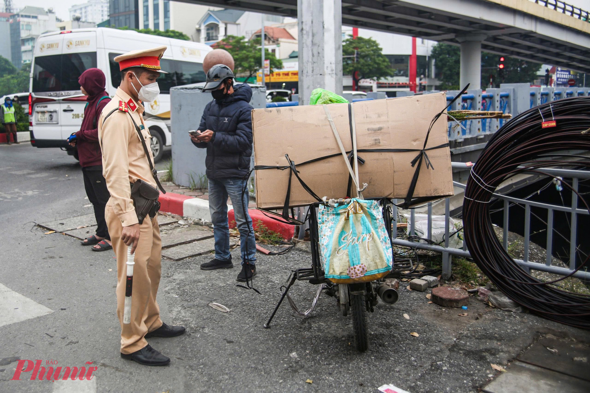 Một tài xế chở hàng che khuất biển số bị lực lượng chức năng phát hiện.0