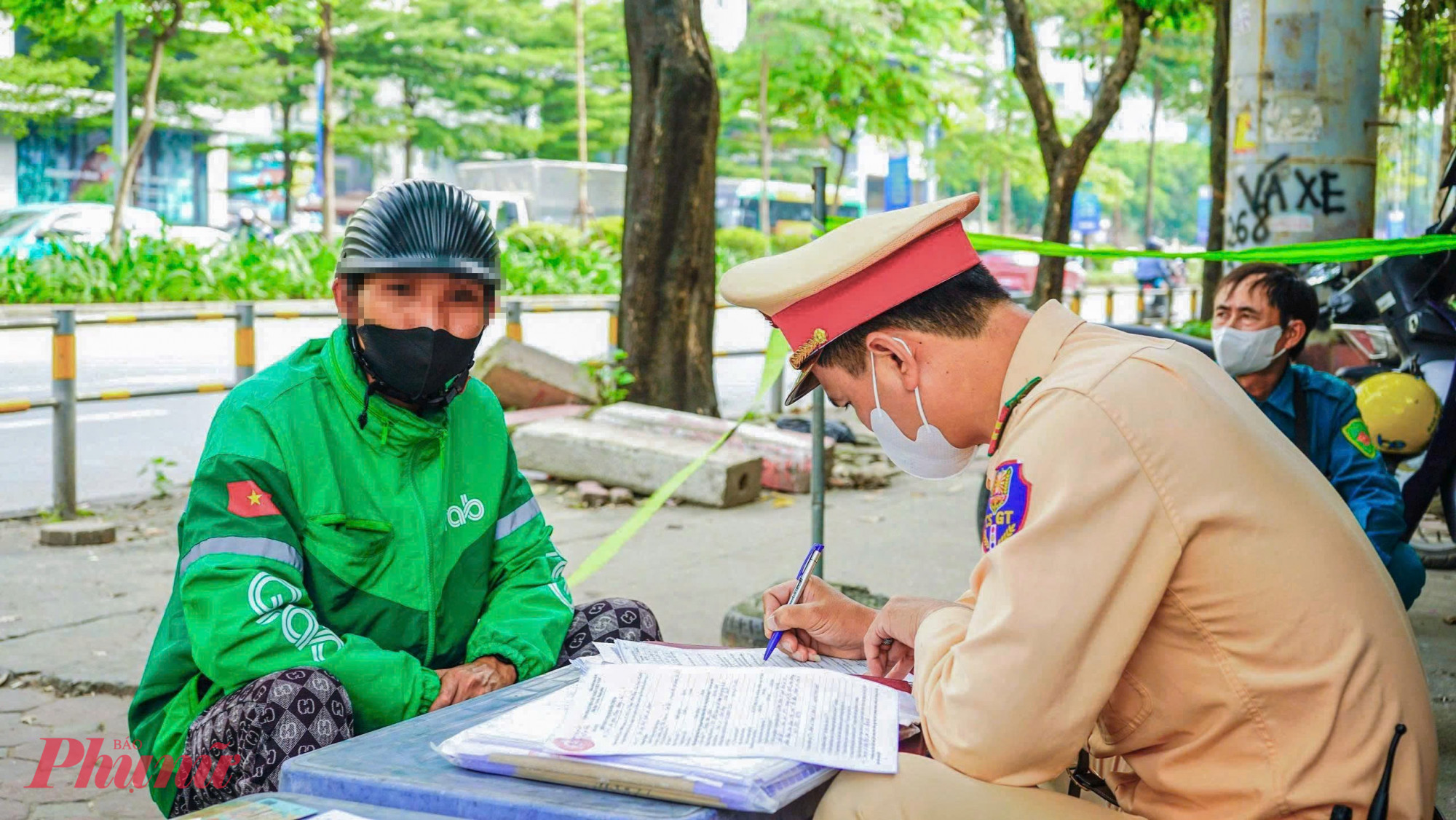 Tại đây các tài xế cũng đưa ra muôn lý do để biện minh cho vi phạm của bản thân. Đơn cử như tài xế H.V.K (sinh năm 1990, trú tại Hà Nội) do phát hiện phương tiện của anh bị dùng khẩu trang che lấp một phần biển kiểm soát. Anh K.  giải thích: 'Tôi vừa ngồi quán nước, không rõ ai nghịch dùng khẩu trang che biển số của mình. Khi bị CSGT dừng xe, tôi mới biết xe bị che biển'.