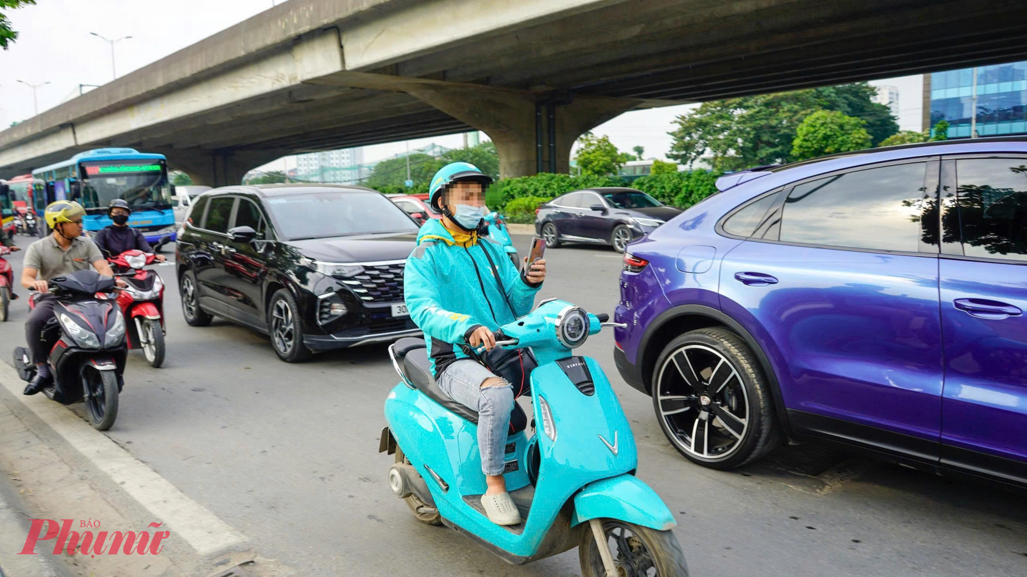 Bên cạnh đó, trên 160 trường hợp bị phát hiện dùng tay sử dụng điện thoại khi điều khiển phương tiện đang di chuyển.