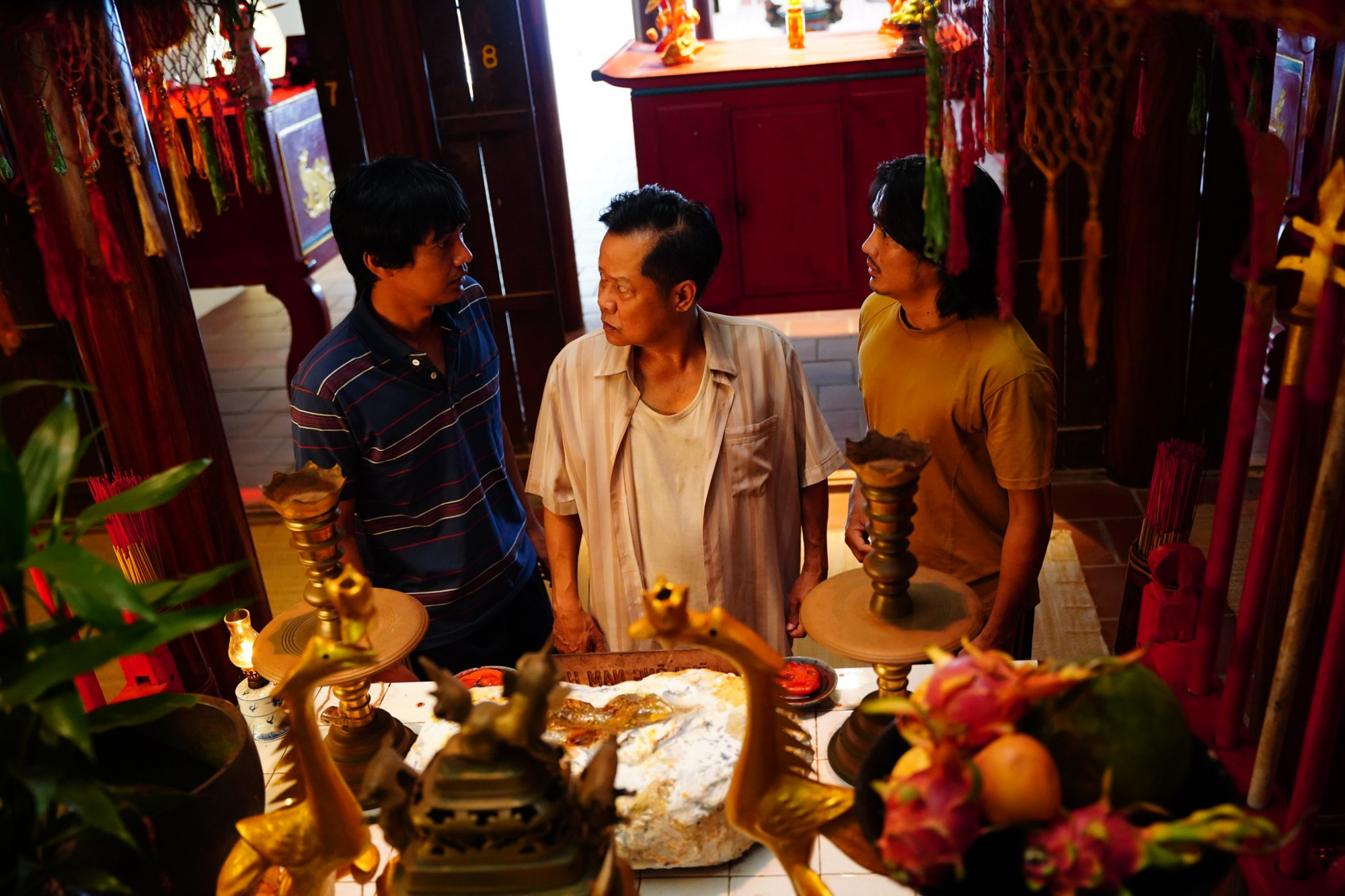 Tục thờ cá ông được đưa vào phim (Ảnh: Đoàn phim cung cấp)