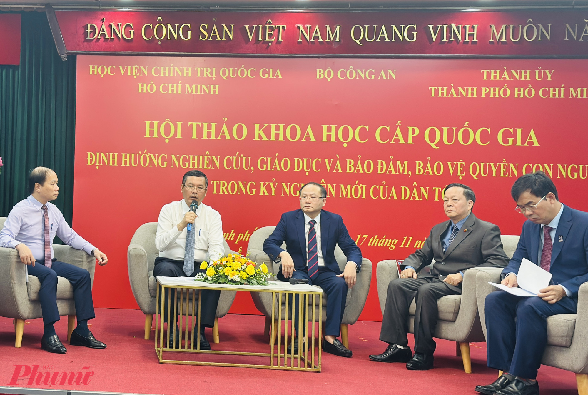 Ông Trần Lưu Quang, Bí thư Thành ủy TPHCM, chia sẻ tại hội thảo - Ảnh; Nguyễn Loan