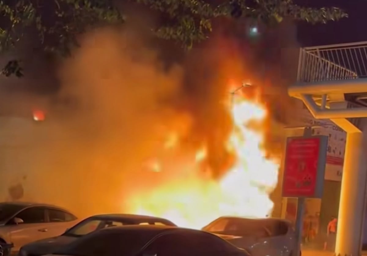 Ngọn lửa bốc lên ở khu vực lối ra vào quán cafe - Ảnh: TH