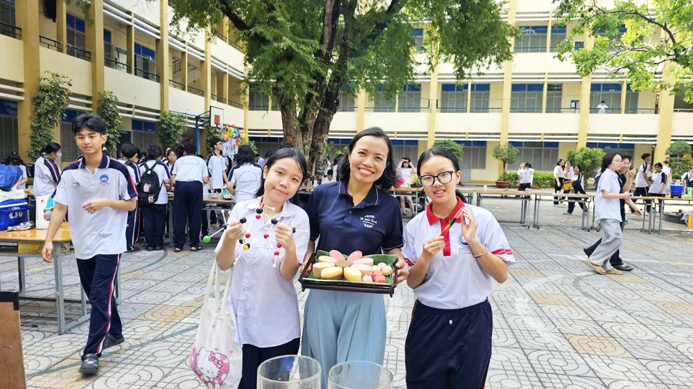 Những cô giáo thích “đổi vai” Cô Phan Thị Ngọc Bích và học trò trong một hoạt động STEM ở trường