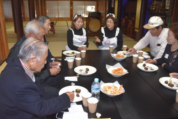 Các nhân viên của Meido Cafe Shangri-la trong trang phục hầu gái đóng vai trò mai mối và khuấy động cuộc trò chuyện tại sự kiện hẹn hò dành cho người cao tuổi ở thành phố Kiryu, tỉnh Gunma, vào ngày 16 tháng 11 năm 2025. (Mainichi/Kazuhiko Toyama)