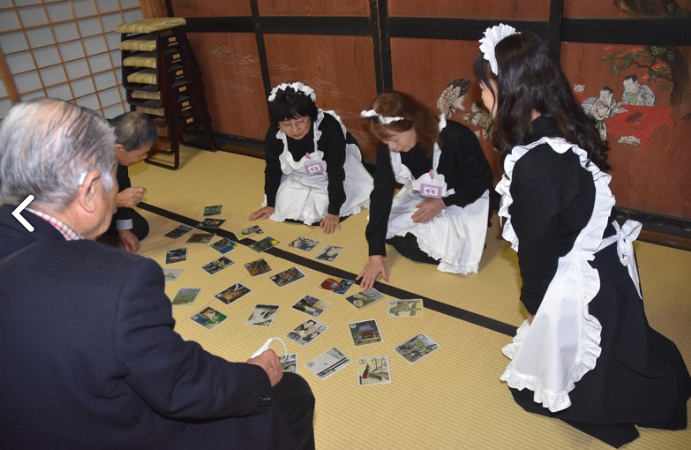 Mọi người cùng chơi bài, ăn uống và trpo2 chuyện