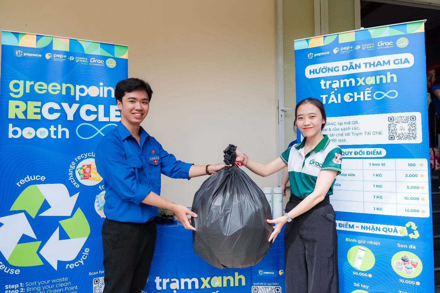 Sinh viên Trường đại học Nông Lâm TPHCM hưởng ứng việc sử dụng ứng dụng GRAC để đổi quà tại “Trạm xanh” vào ngày 2/11/2025