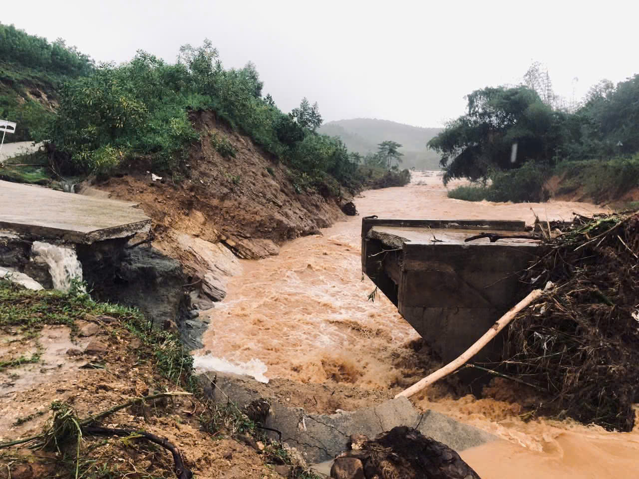 Cầu Nước Bao bị nước lũ cuốn sụp một phần, chia cắt hoàn toàn 2 thôn với hơn 1.000 dân