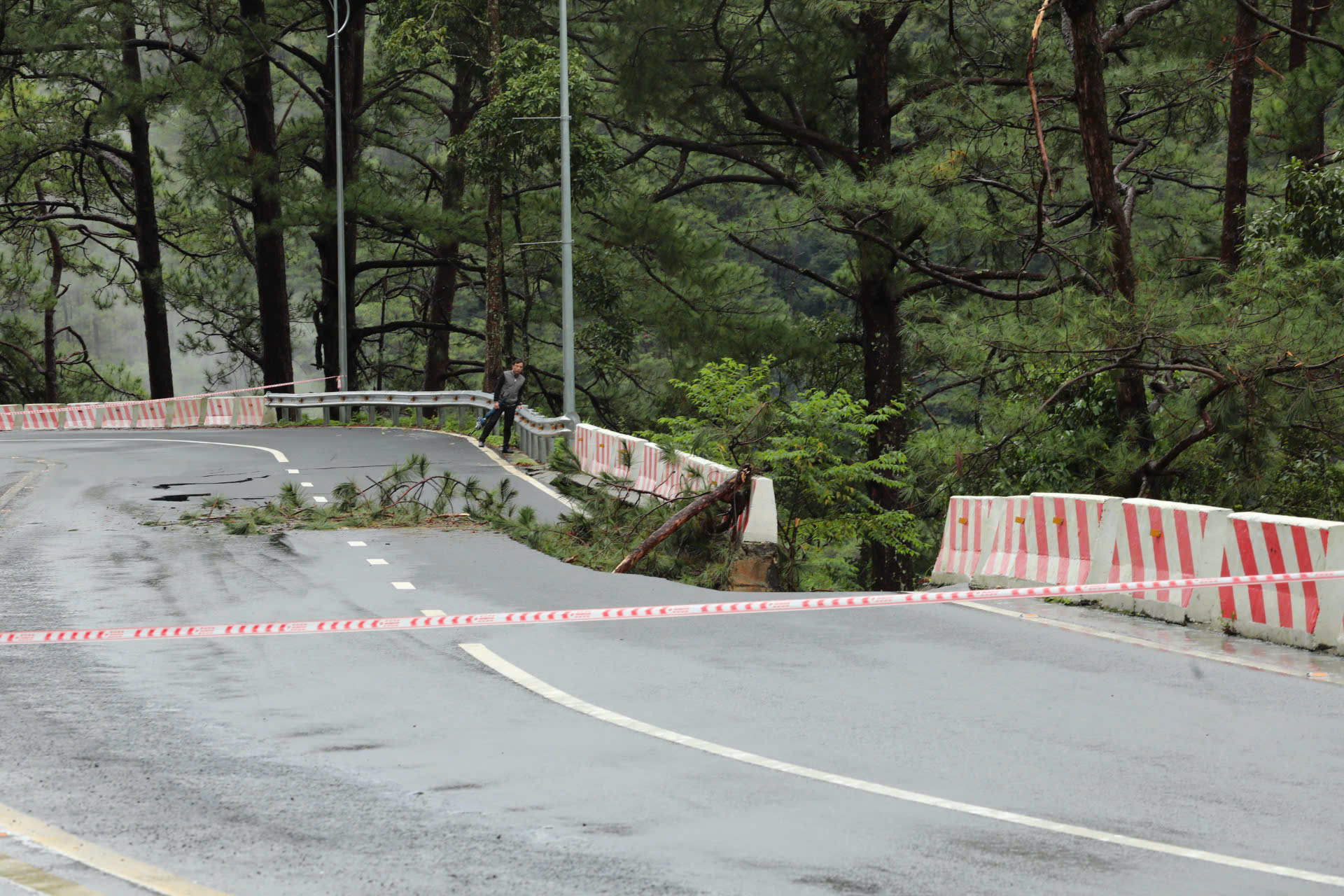 Khu vực sạt lở đã được căng dây bảo vệ - Ảnh: T.L.