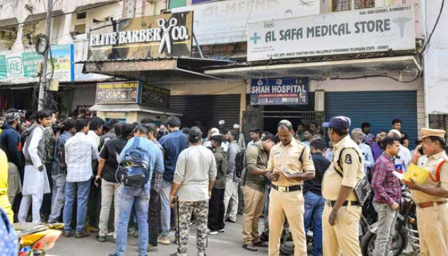 Người thân nạn nhân đang đứng chờ trước bệnh viện