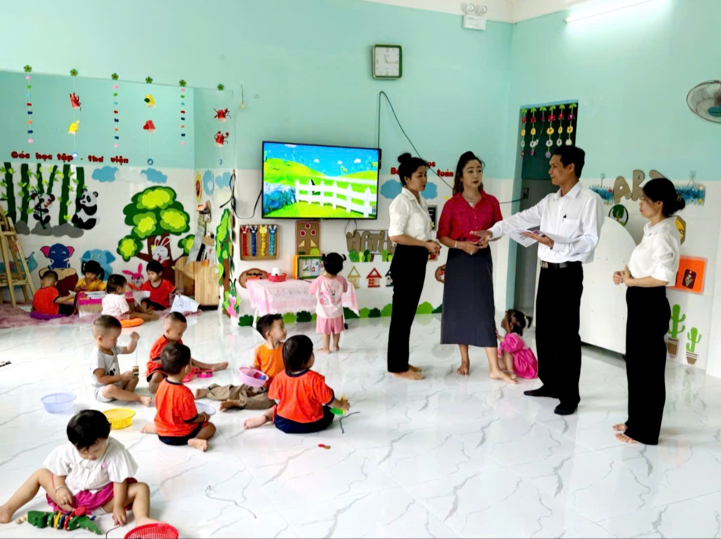 Kiểm tra công tác phòng chống tay chân miệng tại TPHCM - ảnh: HCDC