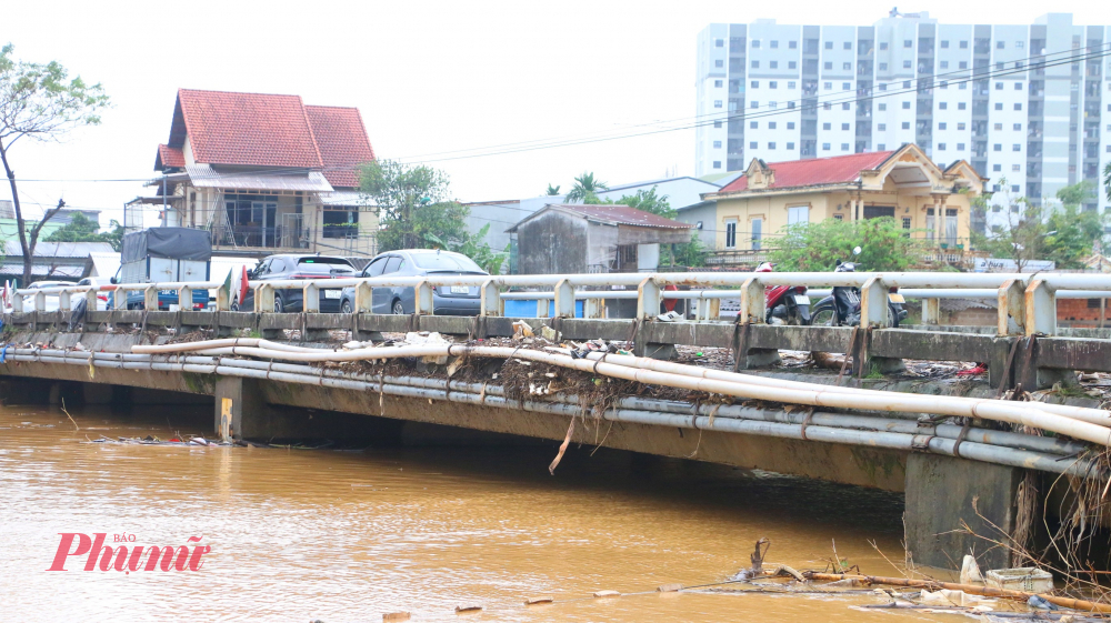 Trong khi rác thải trên những lòng sông còn chưa dọn dẹp sông TP Huế lại phải đối phó với một đợt mưa lũ mới khiến cuộc sống bà con vùng rũ bị đảo lộn