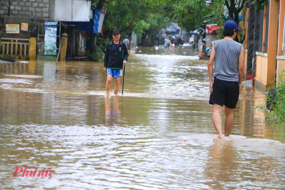 Từ sáng ngày 17/11 nước lũ đã cô lập các lối đi hướng về phía cuối đường Nguyễn Lộ Trạch đoạn quan làng Vân Dương