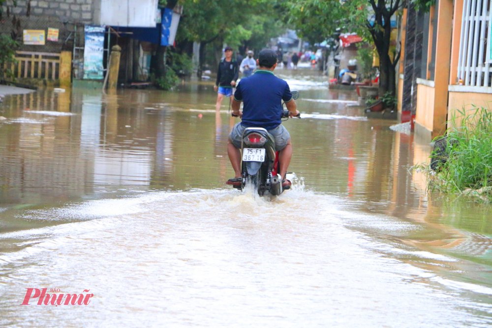 Từ sáng sớm ngày 17/11 tiếng còi rú vang khắp trời người dân rốn lũ làng Vân Dương (TP Huế) lại hối hả chạy lũ