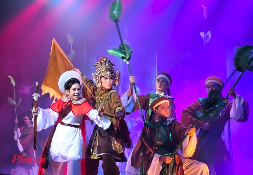 Thế Đăng trong hình tượng ngựa hồng