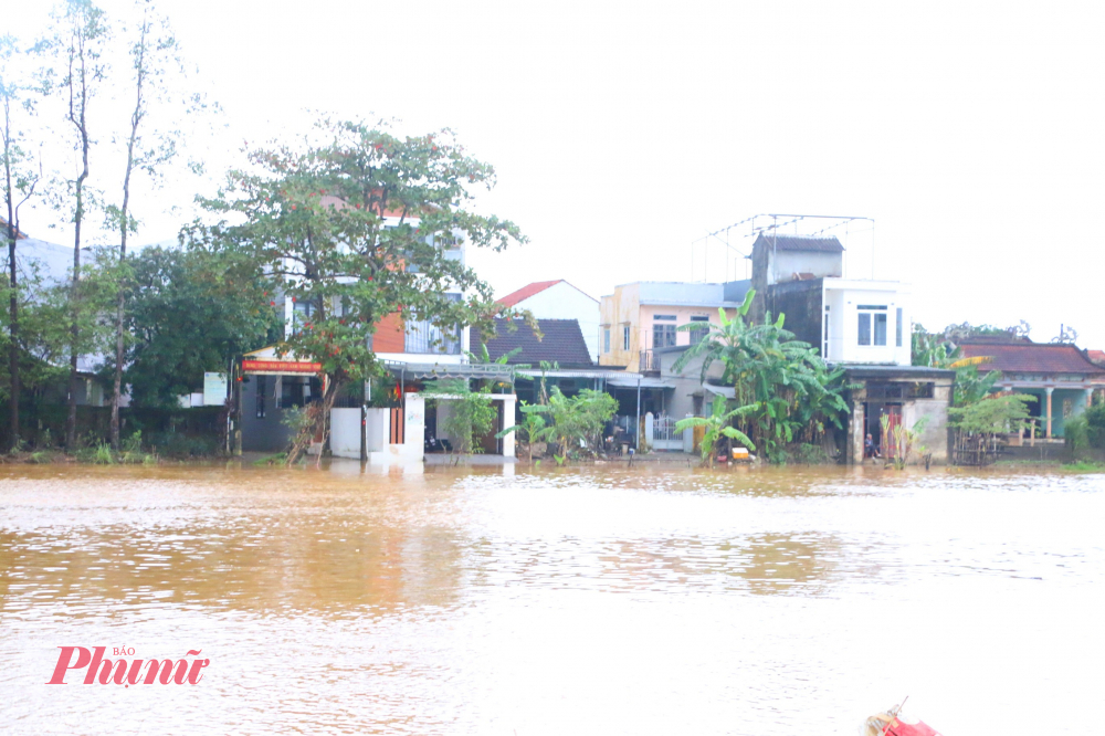 Nhiều nơi qua thôn Vân Dương phường Vỹ Dạ bà con chưa dọn bùn non sông  nay phải vất vả đi tránh lũ ở những nơi cao hơn