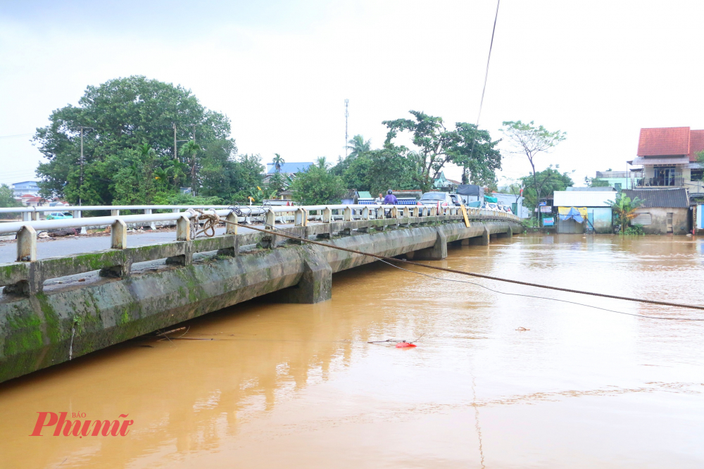 Trên cầu Vân Dương nhiều xe ô tô đã được đưa đến để tránh lũ