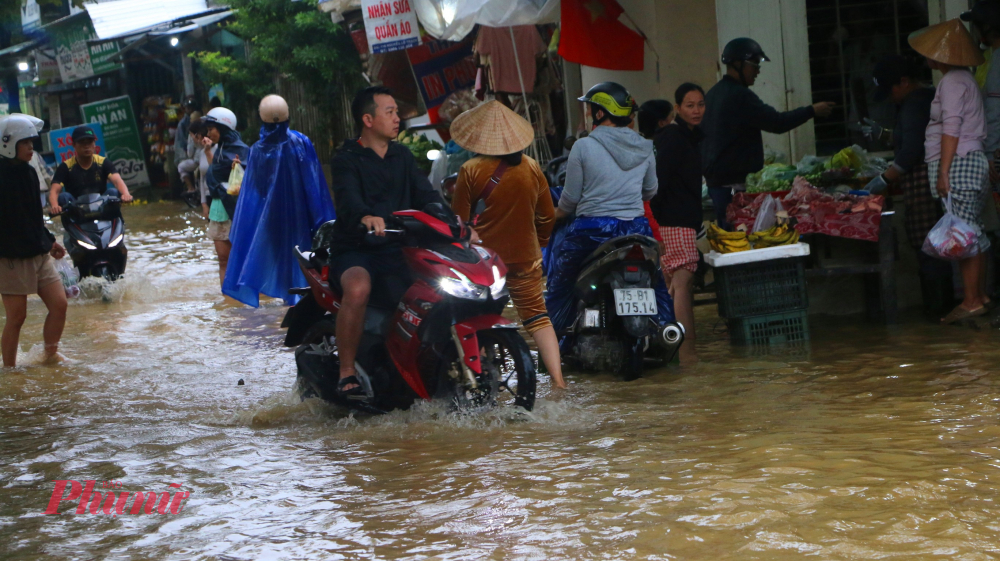 Bà con vùng lũ tranh thủ lúc nước còn chưa coa đi chợ để mua lương thực, thức ăn đề phòng lũ ngập dài ngày