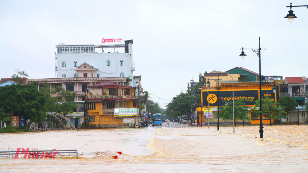 sông Hương tràn qua Đập Đá trung tâm TP  Huế lúc 8 giờ sáng nay 