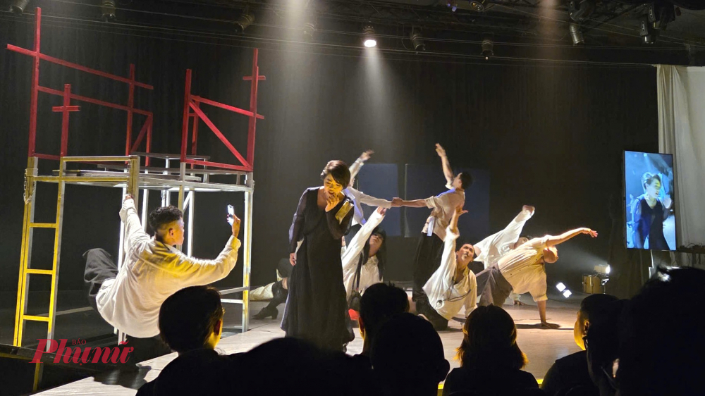 Vở có nhiều thủ pháp dàn dựng ấn tượng với người xem.