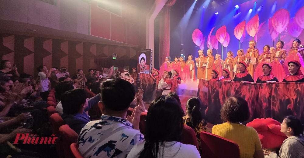 Đông đảo khán giả cổ vũ nỗ lực của