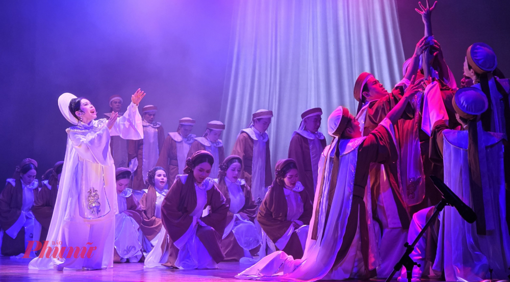 Hơn 30 diễn viên trẻ trong vai trò dàn đồng ca lẫn 