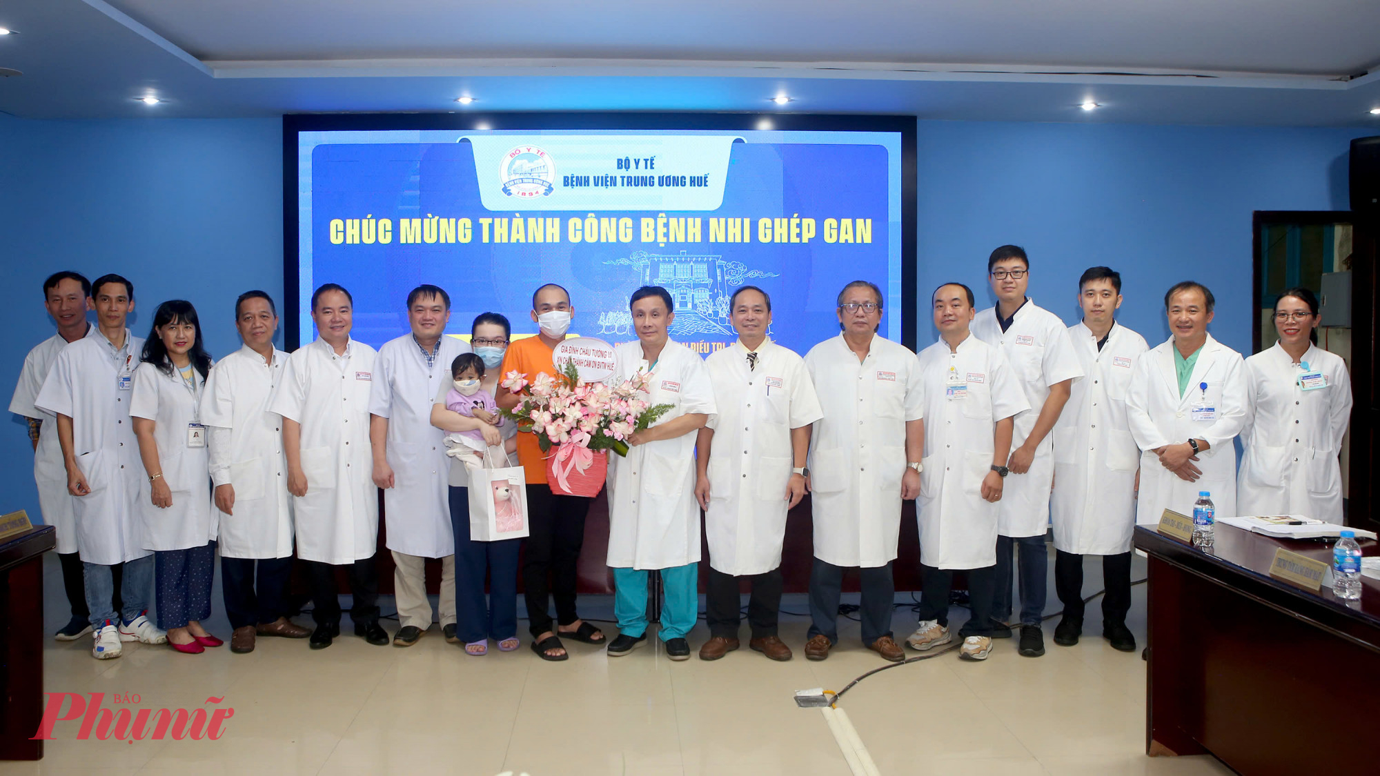 Bệnh viện Trung ương Huế tổ chức lễ ra viện cho bệnh nhi Nguyễn Tường V. 2 tuổi - bệnh nhân của ca ghép gan thứ 5 được thực hiện hoàn toàn bởi đội ngũ bác sĩ của Bệnh viện.