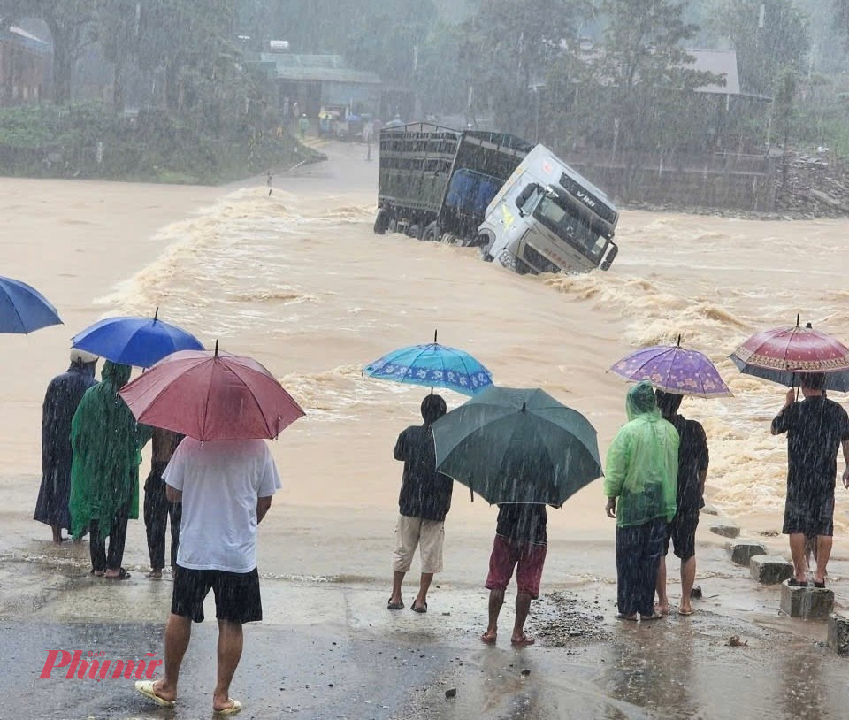 Quảng Trị, Huế nước lũ cô lập nhiều thôn xóm, bản làng một xe tải bị nước cuốn trôi tại ngầm tràn A Rông Trên trên tuyến QL15
