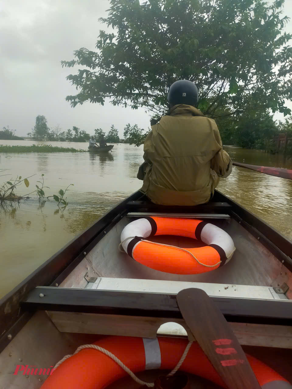 Quảng Trị, Huế nước lũ cô lập nhiều thôn xóm, bản làng Đò là phương tiện giao thông duy nhất của người dân vùng rốn lũ xã Quảng Điền lúc này