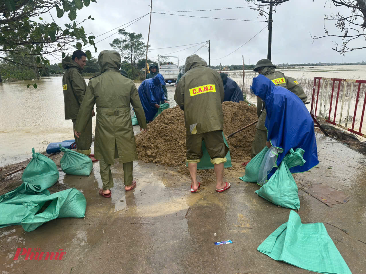 Quảng Trị, Huế nước lũ cô lập nhiều thôn xóm, bản làng Người dân xã Quảng Điền nỗ lực cứu đê Niêm Phò