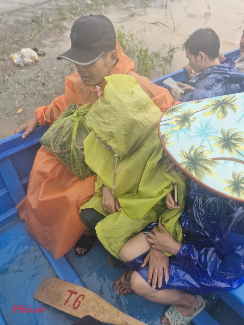 Quảng Trị, Huế nước lũ cô lập nhiều thôn xóm, bản làng Người dân xã Quảng Điền cùng lực lượng chức năng vượt lũ đưa người bệnh đi cấp cứu