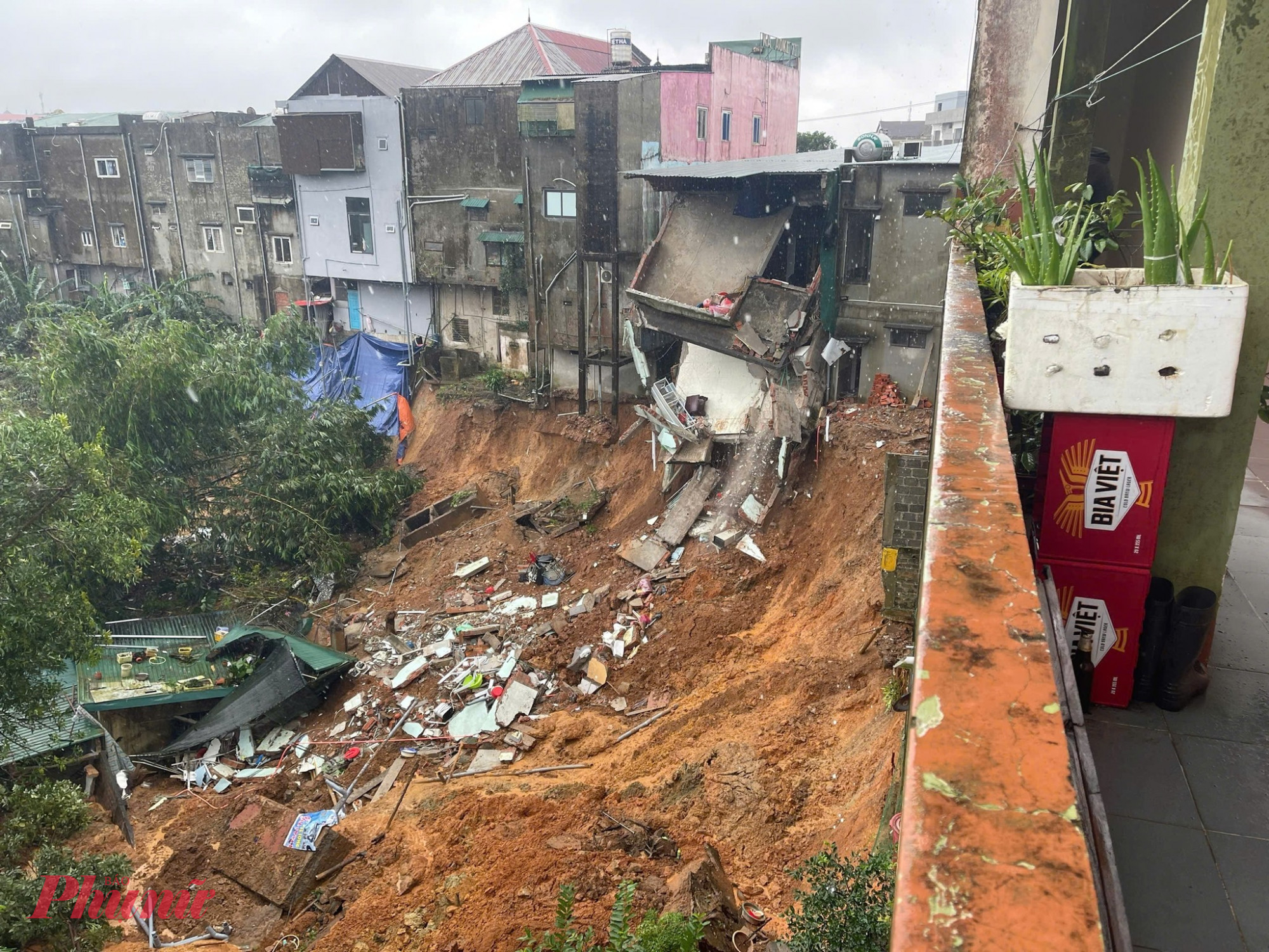 Quảng Trị, Huế nước lũ cô lập nhiều thôn xóm, bản làng Người dân Khe Sanh bất ngờ khi ngôi nhà bị sạt lỏ đổ sập