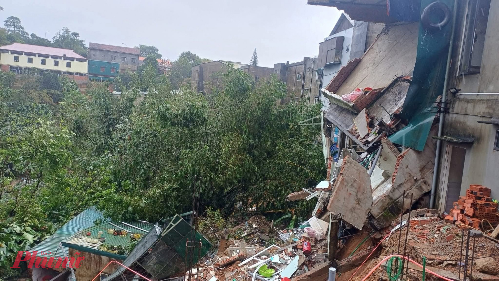 Quảng Trị, Huế nước lũ cô lập nhiều thôn xóm, bản làng Sạt lở tại xã Khe Sanh (Quảng Trị) đổ sập nhà