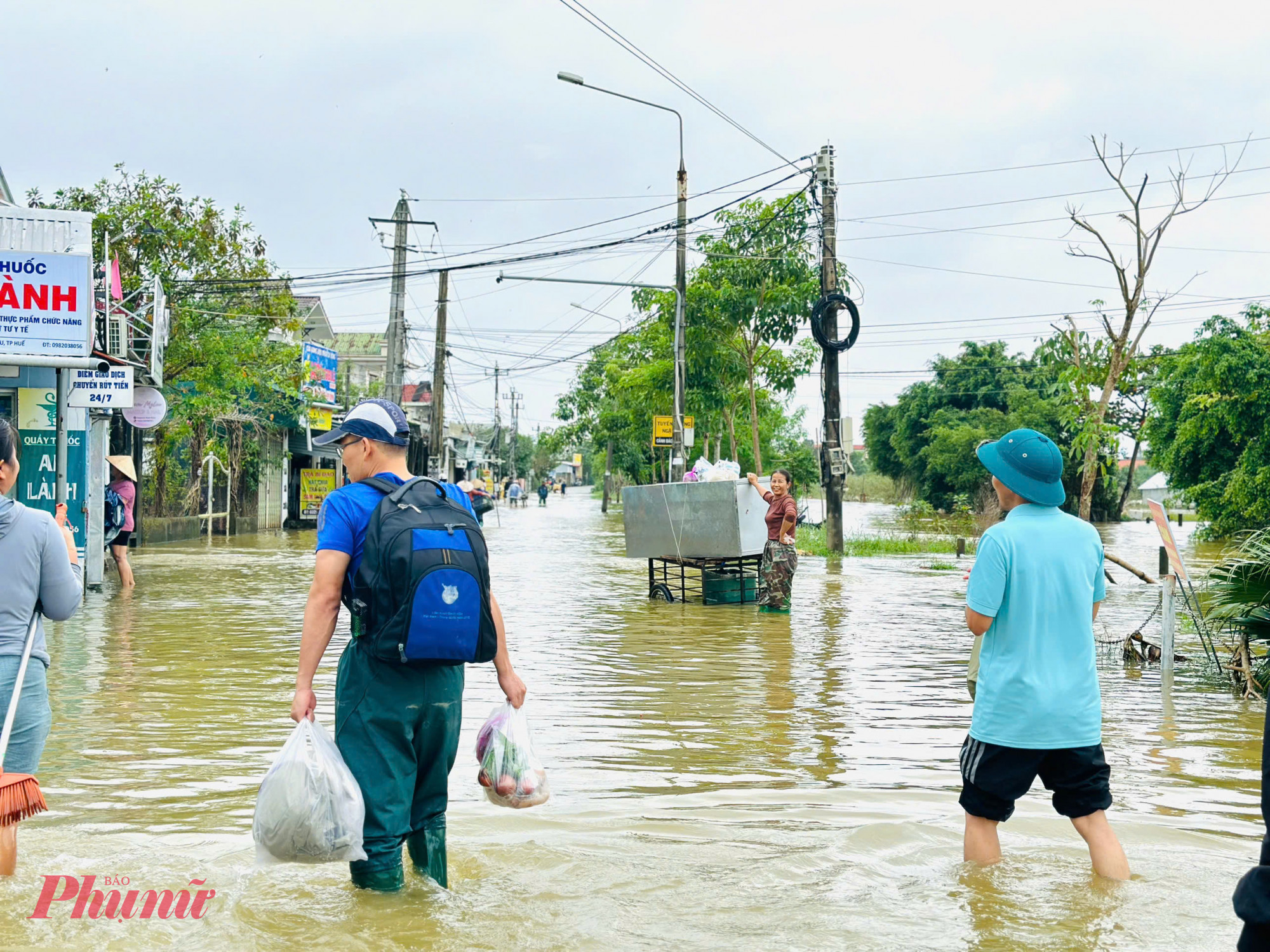 Quảng Trị, Huế nước lũ cô lập nhiều thôn xóm, bản làng Người dân phường Hóa Châu vất vả đi lại trong lũ